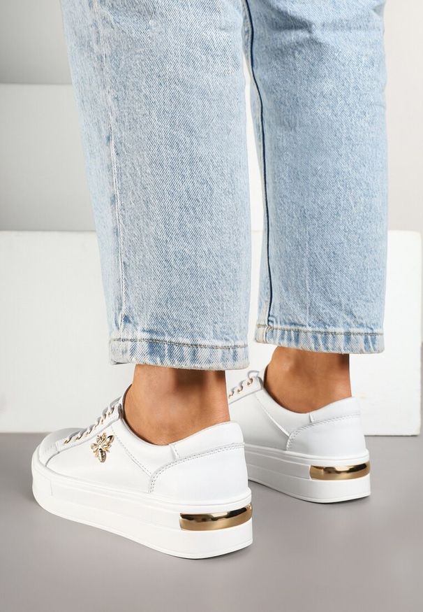 Born2be - Biało-Złote Sneakersy ze Skóry na Grubej Podeszwie z Metaliczną Ozdobą Orlianse. Okazja: na co dzień. Kolor: biały. Materiał: skóra. Wzór: aplikacja