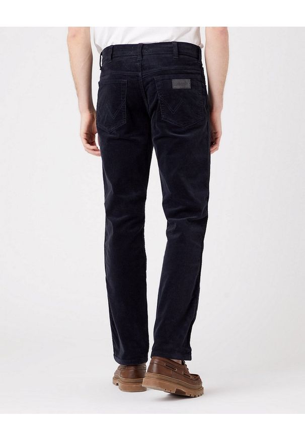Wrangler - WRANGLER TEXAS SLIM MĘSKIE SPODNIE SZTRUKSOWE DARK NAVY W12SECXAE 112320130. Okazja: na co dzień. Materiał: sztruks. Styl: klasyczny, elegancki, casual