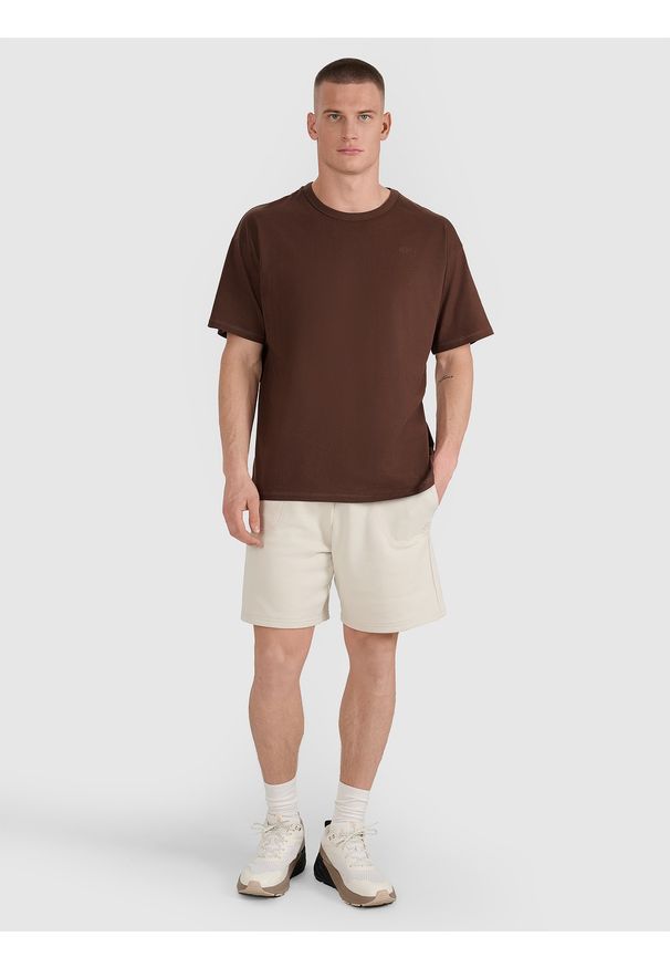 4f - 4F T-shirt oversize gładki uniseks - brązowy L. Okazja: na co dzień. Kolor: brązowy. Materiał: dzianina, jersey, bawełna. Długość rękawa: krótki rękaw. Długość: krótkie. Wzór: gładki. Styl: sportowy, klasyczny, casual