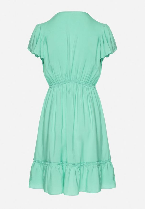 Born2be - Zielona Rozkloszowana Bawełniana Sukienka z Guzikami i Falbanami Natinema. Okazja: na co dzień. Typ kołnierza: dekolt w serek. Kolor: zielony. Materiał: bawełna. Sezon: lato. Styl: casual