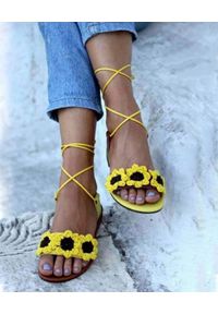ELINA LINARDAKI - Żółte sandały I Create My Own Sunshine. Okazja: na plażę. Kolor: żółty. Materiał: materiał. Wzór: kwiaty. Sezon: lato
