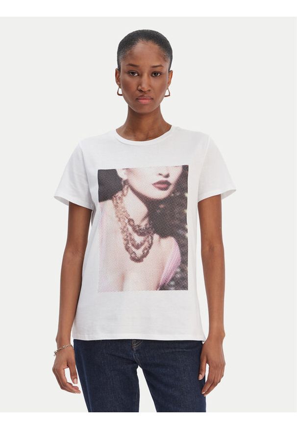 Guess T-Shirt W6RI57 K9RM1 Biały Classic Fit. Kolor: biały. Materiał: bawełna