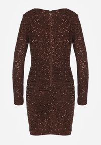 Born2be - Brązowa Dopasowana Sukienka Wieczorowa z Lejącym Dekoltem i Cekinami Siwedea. Okazja: na wesele, na ślub cywilny. Kolor: brązowy. Materiał: poliester. Długość rękawa: długi rękaw. Wzór: aplikacja. Styl: wizytowy #2