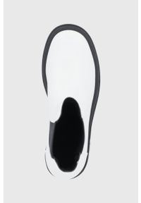 Answear Lab Sztyblety damskie kolor biały na płaskim obcasie. Nosek buta: okrągły. Kolor: biały. Materiał: guma. Obcas: na obcasie. Styl: wakacyjny. Wysokość obcasa: niski #5