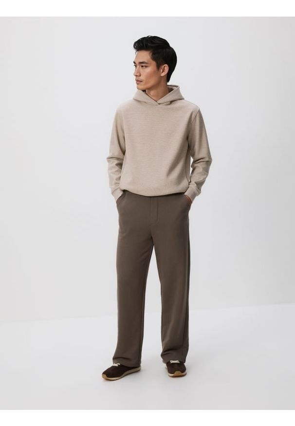 Reserved - Spodnie dresowe z bawełną - brązowy. Kolor: brązowy. Materiał: dresówka, bawełna