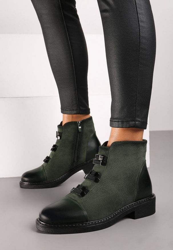 Renee - Zielone Płaskie Botki Ozdobione Metalowymi Aplikacjami Cetirra. Okazja: na co dzień. Kolor: zielony. Materiał: jeans, skóra, dzianina. Wzór: aplikacja. Styl: elegancki, casual, rockowy