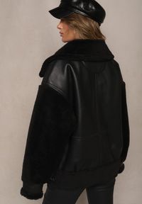 Renee - Czarna Kurtka Ramoneska z Futerkiem Mysteri. Okazja: na co dzień. Kolor: czarny. Materiał: futro. Wzór: paski. Styl: elegancki, casual #3