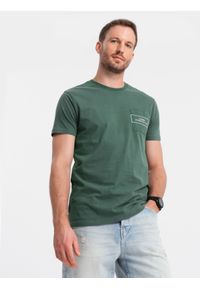 Ombre Clothing - Bawełniany t-shirt męski z nadrukiem na kieszonce Ombre Streetstyle – ciemnozielony V4 OM-TSCT-0108 - XXL. Okazja: na co dzień. Kolor: zielony. Materiał: bawełna. Wzór: nadruk. Styl: elegancki, casual, klasyczny #4