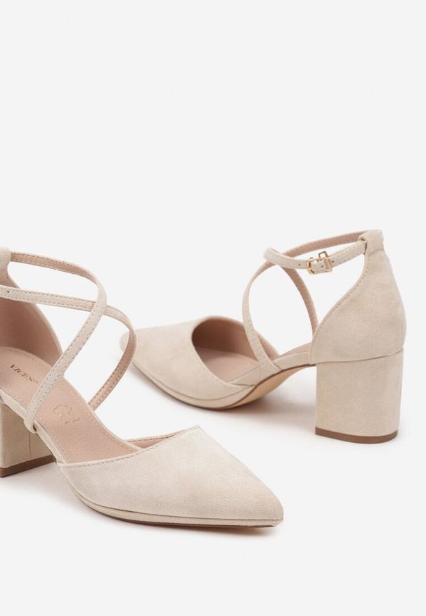 Born2be - Beżowe Czółenka Vices na Obcasie ze Skórzaną Wkładką Ozdobione Paskami Linnora. Okazja: na spotkanie biznesowe, na randkę, na wesele, na ślub cywilny. Nosek buta: szpiczasty. Zapięcie: pasek. Kolor: beżowy. Wzór: aplikacja. Materiał: skóra. Obcas: na obcasie. Styl: biznesowy. Wysokość obcasa: średni