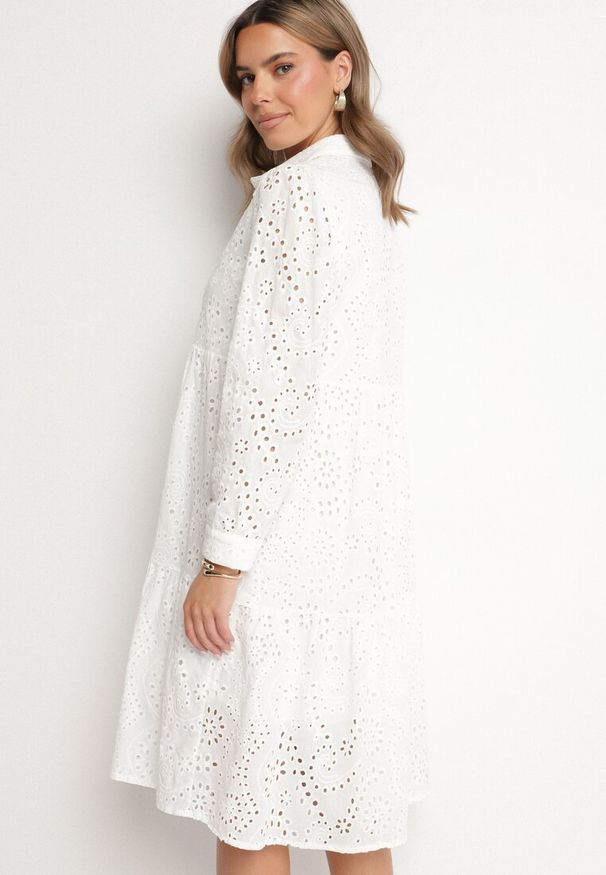 Born2be - Biała Bawełniana Sukienka Ażurowa o Koszulowym Kroju Ridivania. Okazja: na spacer, na co dzień. Typ kołnierza: kołnierzyk klasyczny. Kolor: biały. Materiał: bawełna. Długość rękawa: długi rękaw. Wzór: ażurowy. Typ sukienki: koszulowe. Styl: klasyczny, casual, elegancki