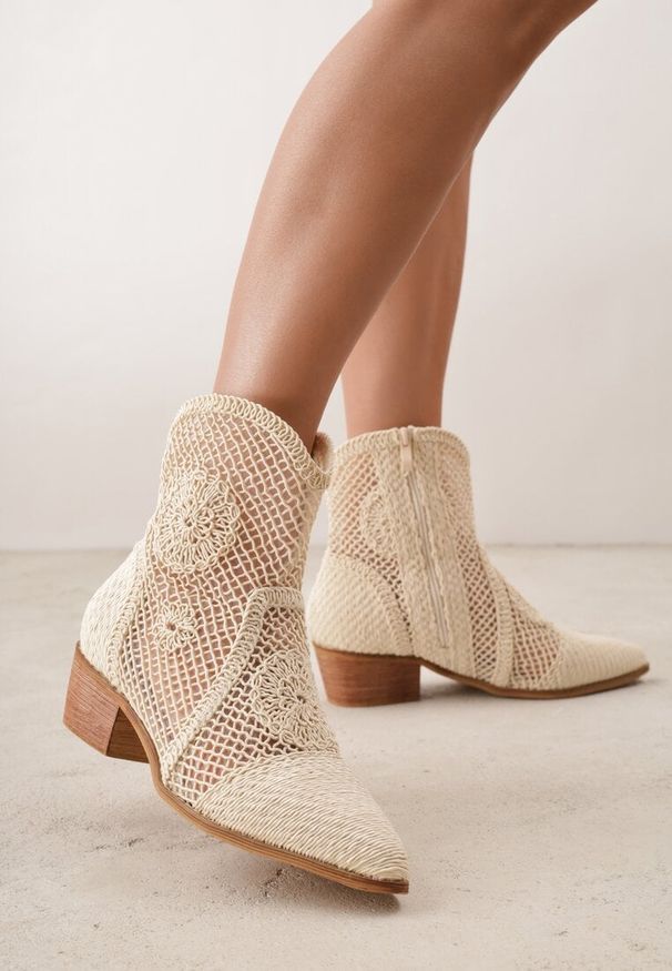 Renee - Beżowe Botki Kowbojki VICES na Niskim Stożku z Ażurową Cholewką Azinessa. Okazja: na co dzień. Kolor: beżowy. Materiał: zamsz, jeans. Szerokość cholewki: normalna. Wzór: ażurowy. Obcas: na stożku. Styl: casual. Wysokość obcasa: niski