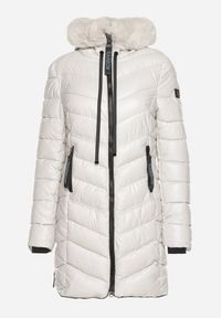 Born2be - Biała Pikowana Kurtka z Kapturem i Futerkiem z Możliwością Odpięcia Elentina. Okazja: do pracy, na co dzień, na spotkanie biznesowe. Typ kołnierza: kaptur. Kolor: biały. Materiał: futro. Styl: casual, biznesowy #3