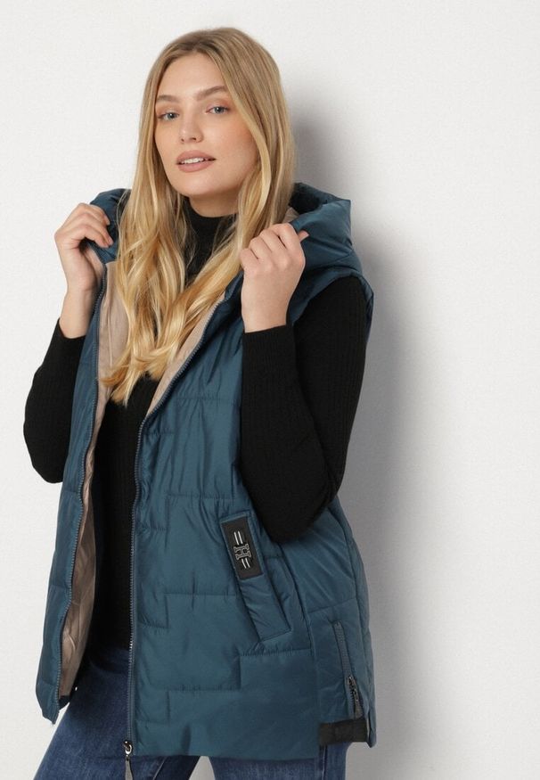 Born2be - Niebieska Pikowana Kamizelka z Kapturem i Sznurkami Imvila. Okazja: na co dzień. Typ kołnierza: kaptur. Kolor: niebieski. Materiał: jeans. Wzór: aplikacja. Styl: klasyczny, casual, elegancki