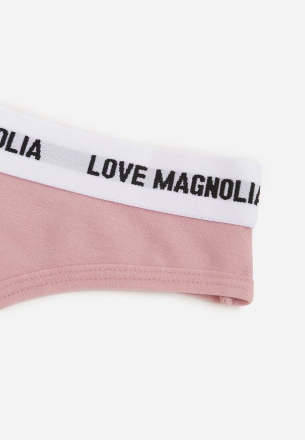 Renee - Różowe Majtki Stringi z Bawełną Ozdobione Napisami Amero. Kolor: różowy. Materiał: bawełna. Wzór: aplikacja, napisy