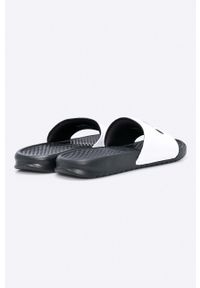 Nike Sportswear - Klapki Benassi Just Do It. Kolor: biały. Materiał: syntetyk, materiał. Wzór: gładki. Obcas: na obcasie. Wysokość obcasa: średni #5