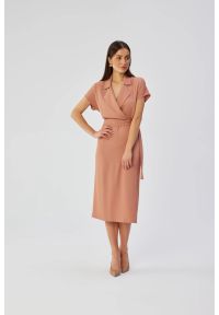 Stylove - Elegancka sukienka z kołnierzem różana. Okazja: na co dzień. Kolor: czarny, fioletowy, różowy. Materiał: elastan, tkanina, guma. Typ sukienki: proste, kopertowe, ołówkowe. Styl: elegancki. Długość: midi