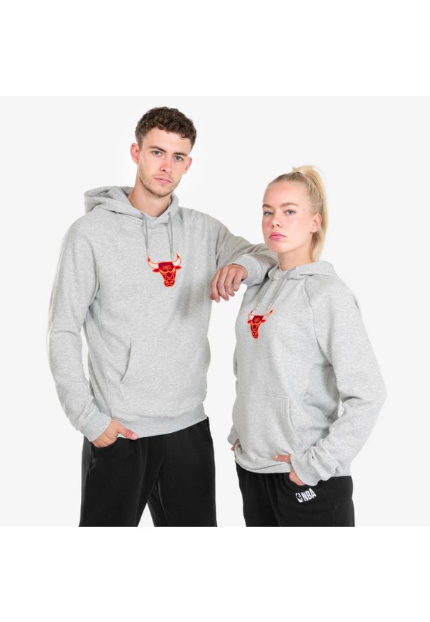 TARMAK - Bluza do koszykówki dla mężczyzn i kobiet Tarmak NBA 900 Chicago Bulls. Kolor: szary, czerwony, wielokolorowy. Materiał: tkanina, materiał. Sport: koszykówka