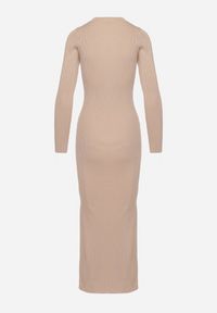 Born2be - Beżowa Dopasowana Sukienka z Prążkowanego Materiału z Ażurowym Dekoltem Medna. Okazja: na co dzień. Kolor: beżowy. Materiał: materiał, prążkowany. Wzór: ażurowy. Typ sukienki: proste. Styl: klasyczny, casual, elegancki #3