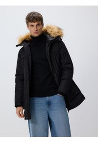 Reserved - Kurtka parka z kapturem - czarny. Typ kołnierza: kaptur. Kolor: czarny. Materiał: tkanina. Wzór: gładki
