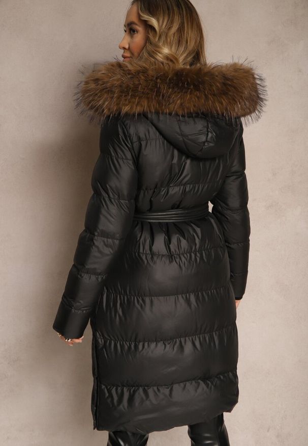 Renee - Czarna Kurtka Pikowana o Długim Kroju z Kapturem Wiązana w Pasie z Odpinanym Futerkiem Phorira. Okazja: na co dzień. Typ kołnierza: kaptur. Kolor: czarny. Materiał: futro. Długość: długie. Styl: casual, elegancki, wizytowy