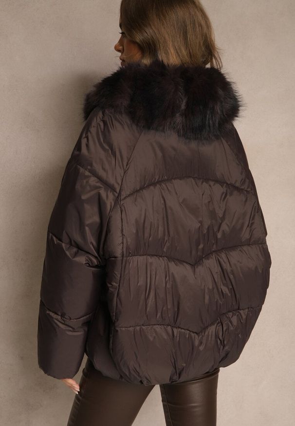 Renee - Brązowa Oversizowa Kurtka z Pikowanymi Przeszyciami i Futrem Silvitila. Okazja: na co dzień. Kolor: brązowy. Materiał: futro. Styl: casual