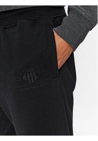 GANT - Gant Spodnie dresowe Reg Tonal Shield Pants 2039023 Czarny Regular Fit. Kolor: czarny. Materiał: bawełna, dresówka #3