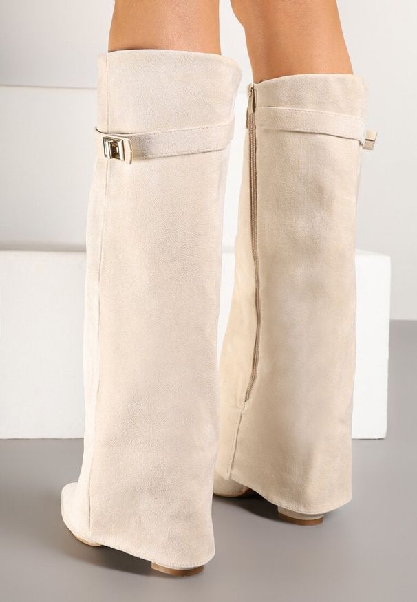 Renee - Beżowe Kozaki na Słupku z Wywiniętą Cholewką i Klamerką Upaxa. Okazja: na co dzień. Kolor: beżowy. Materiał: jeans. Szerokość cholewki: normalna. Obcas: na słupku. Styl: elegancki, casual