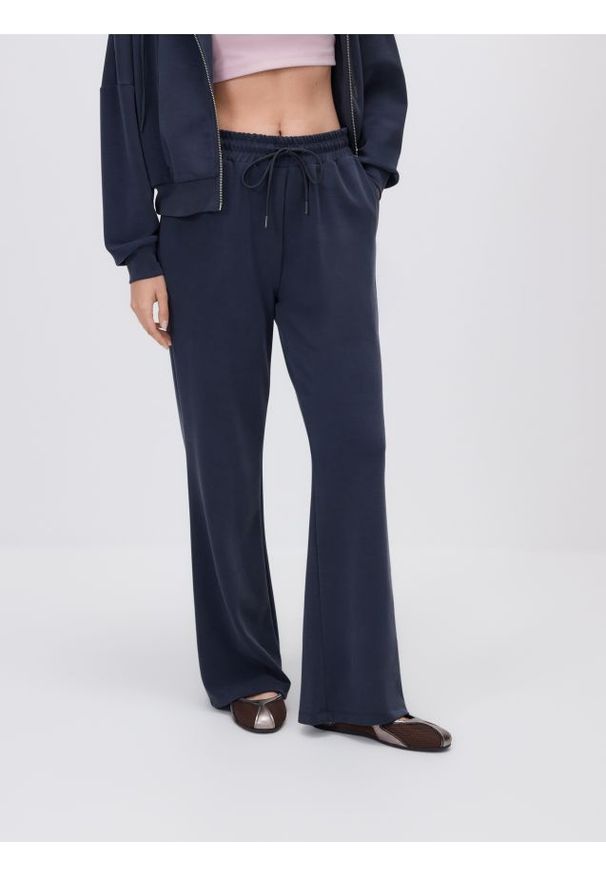 Reserved - Spodnie dresowe z modalem - granatowy. Kolor: niebieski. Materiał: dresówka
