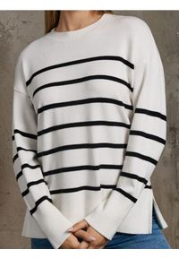 Sinsay - Prążkowany sweter w paski - wielobarwny. Materiał: prążkowany. Wzór: paski #1