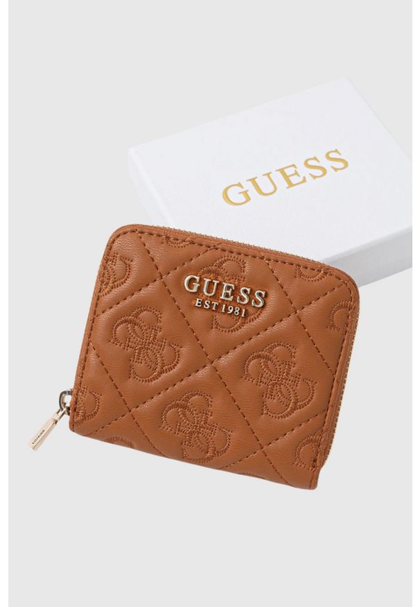Guess - GUESS Brązowy portfel damski Adelasia. Kolor: brązowy. Materiał: skóra ekologiczna