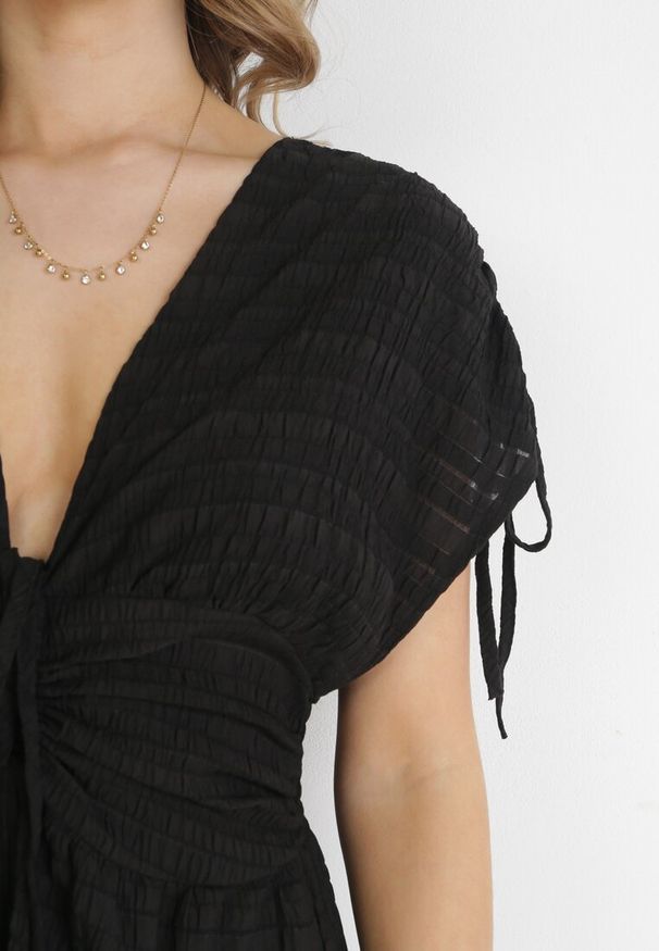 Born2be - Czarna Rozkloszowana Sukienka z Falbaną Atina. Kolor: czarny