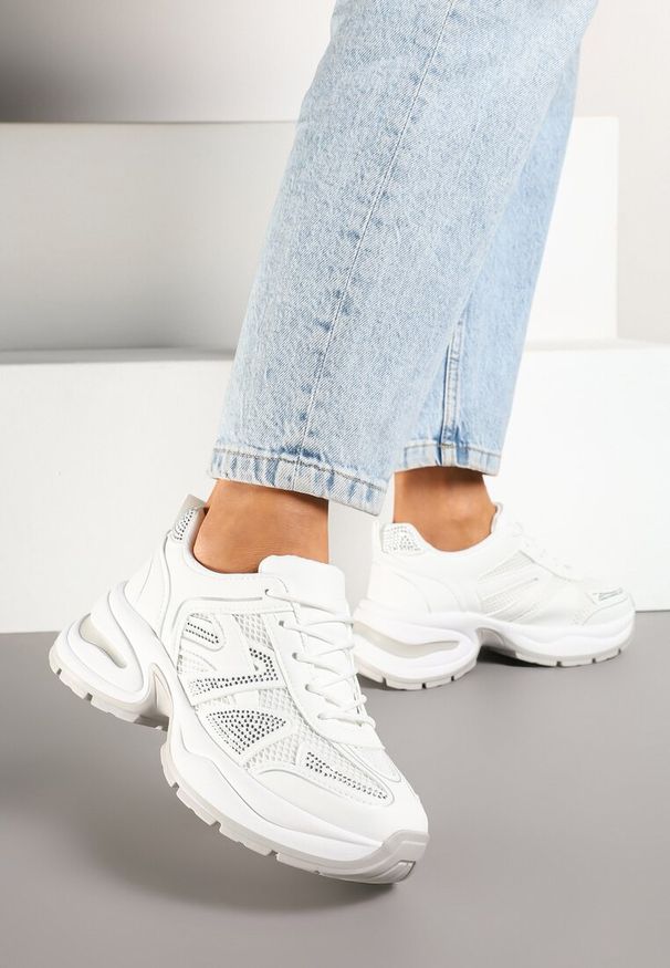 Born2be - Białe Sneakersy na Piankowej Podeszwie Zdobione Cyrkoniami Raviel. Okazja: na co dzień. Zapięcie: sznurówki. Kolor: biały. Materiał: jeans. Wzór: aplikacja