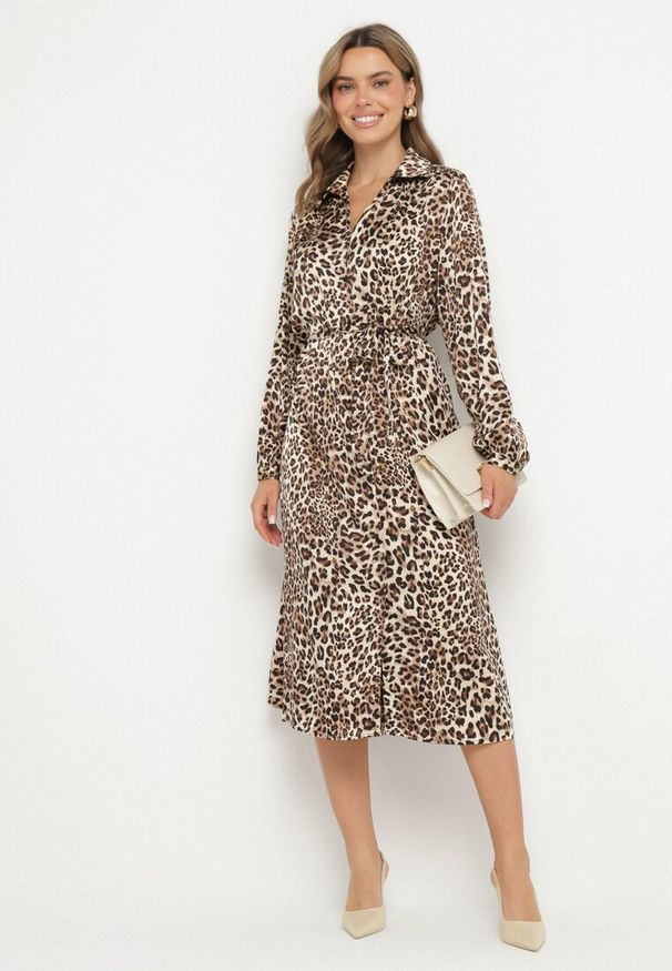 Born2be - Brązowa Koszulowa Sukienka Midi w Panterkę Chaitra. Kolor: brązowy. Materiał: materiał. Wzór: motyw zwierzęcy. Typ sukienki: koszulowe. Długość: midi