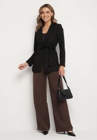 Born2be - Czarna Marynarka Jednorzędowa z Wiązanym Paskiem Isabelline. Kolor: czarny. Styl: elegancki #4