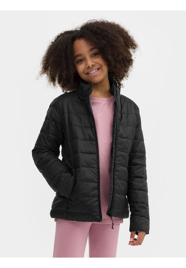 4f - Kurtka puchowa z wypełnieniem syntetycznym dziewczęca. Typ kołnierza: kołnierzyk stójkowy. Kolor: czarny. Materiał: syntetyk, puch