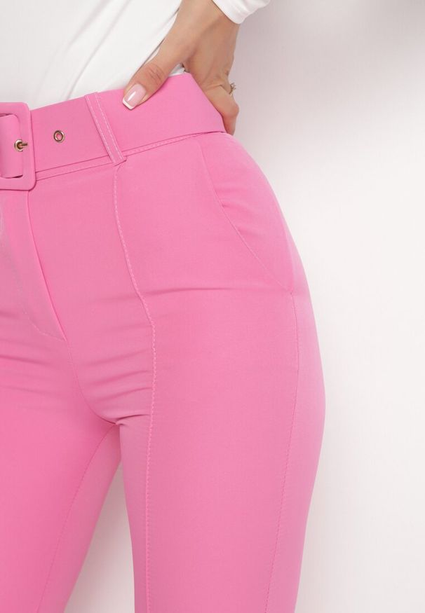 Born2be - Różowe Garniturowe Dopasowane Spodnie z Materiałowym Paskiem z Klamrą Kerriy. Okazja: na co dzień, do pracy, na spotkanie biznesowe. Stan: podwyższony. Kolor: różowy. Materiał: materiał. Wzór: aplikacja. Styl: klasyczny, casual, biznesowy, elegancki