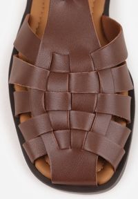 Born2be - Brązowe Sandały VICES z Przeplatanymi Paskami i Kwadratowym Noskiem Assadah. Okazja: na co dzień. Zapięcie: pasek. Kolor: brązowy. Materiał: jeans, koronka. Styl: casual, klasyczny, elegancki #9