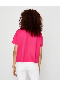 MONCLER - Różowa koszulka z logo. Kolor: różowy, wielokolorowy, fioletowy. Materiał: bawełna. Wzór: nadruk. Styl: sportowy #3