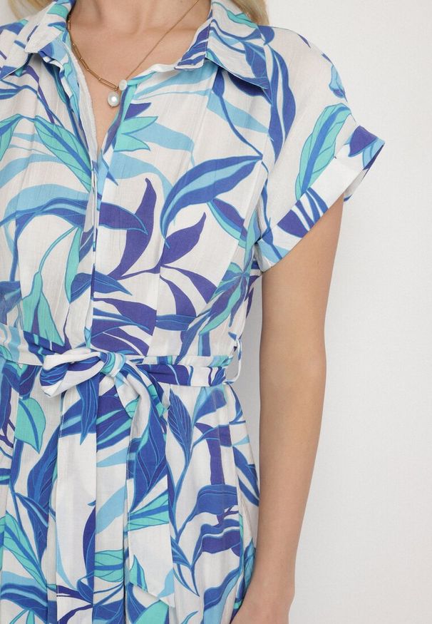 Born2be - Niebieska Wiskozowa Sukienka o Koszulowym Kroju z Wiązanym Paskiem Sadlenne. Okazja: na co dzień, na spotkanie biznesowe, do pracy. Typ kołnierza: dekolt w serek. Kolor: niebieski. Materiał: wiskoza. Długość rękawa: krótki rękaw. Typ sukienki: koszulowe. Styl: biznesowy, casual, elegancki