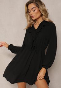 Renee - Czarna Mini Sukienka o Rozkloszowanym Fasonie z Falbankami i Gumką w Talii Beranzze. Typ kołnierza: kołnierz z falbankami. Kolor: czarny. Materiał: skóra. Długość rękawa: długi rękaw. Długość: mini