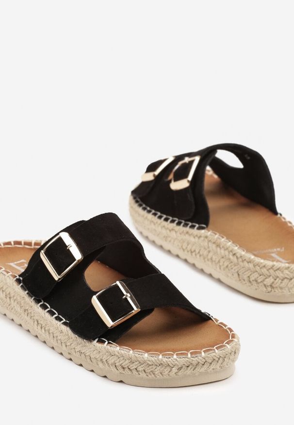 Born2be - Czarne Klapki Ozdobione Plecionką z Juty i Klamrami Calisses. Okazja: na co dzień. Kolor: czarny. Wzór: aplikacja. Obcas: na płaskiej podeszwie. Styl: casual