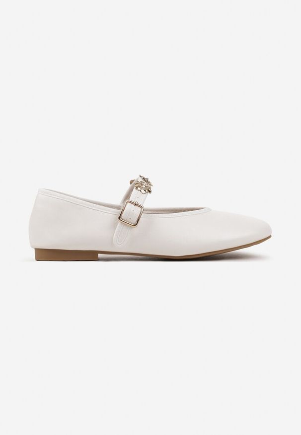 Born2be - Białe Balerinki w Stylu Mary Jane z Ozdobnym Paskiem Novianne. Okazja: na co dzień. Zapięcie: pasek. Kolor: biały. Styl: klasyczny, elegancki, casual