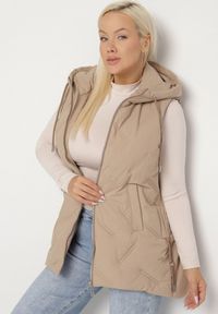 Born2be - Beżowa Przejściowa Kamizelka z Pikowanymi Przeszyciami i Kapturem Fesolira. Okazja: na co dzień. Kolekcja: plus size. Kolor: beżowy. Materiał: jeans. Styl: sportowy, casual #4