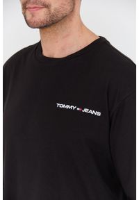 Tommy Jeans - TOMMY JEANS Czarny longsleeve. Kolor: czarny. Długość rękawa: długi rękaw #4