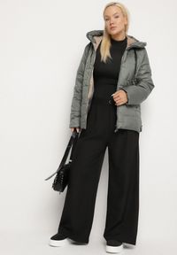 Born2be - Zielona Pikowana Kurtka z Kapturem i Ozdobnymi Suwakami Tulirisa. Okazja: na co dzień. Typ kołnierza: kaptur. Kolekcja: plus size. Kolor: zielony. Materiał: jeans. Styl: sportowy, casual #6