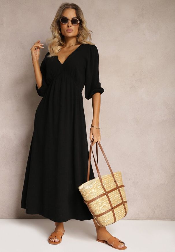 Renee - Czarna Sukienka z Bawełny Ozdobiona Wiązaniem i Gumką w Pasie Wlarina. Typ kołnierza: dekolt w kształcie V. Kolor: czarny. Materiał: bawełna. Wzór: aplikacja