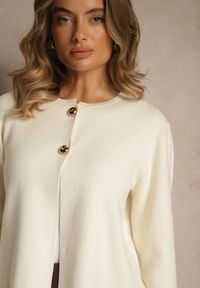 Renee - Jasnobeżowy Elegancki Kardigan o Trapezowym Fasonie Zapinany na Dwa Guziki Unalia. Typ kołnierza: golf. Kolor: beżowy. Długość: krótkie. Styl: elegancki