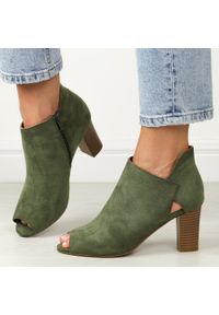 Zielone zabudowane sandały damskie Jezzi Asa107-35. Kolor: zielony. Materiał: zamsz. Obcas: na słupku #1