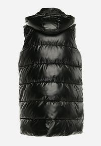 Born2be - Czarna Długa Kamizelka Pikowana z Kapturem Agelie. Typ kołnierza: kaptur. Kolor: czarny. Długość: długie. Wzór: aplikacja #7