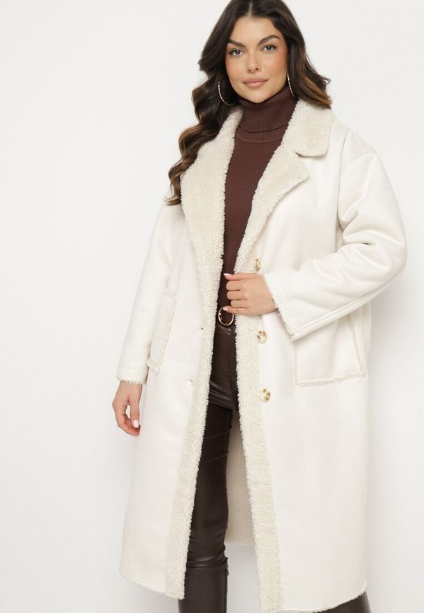 Born2be - Jasnobeżowy Futrzany Płaszcz z Imitacji Zamszu o Jednorzędowym Kroju z Kieszeniami Aletara. Okazja: na co dzień. Kolor: beżowy. Materiał: zamsz, futro. Długość rękawa: długi rękaw. Długość: długie. Sezon: zima. Styl: casual, elegancki